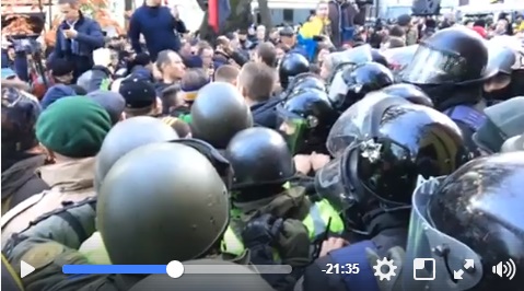 Митингующие сошлись в жесткой схватке с Нацгвардией и полицией: появились новые кадры конфликта протестующих под ВР и охраняющих правительственный квартал силовиков