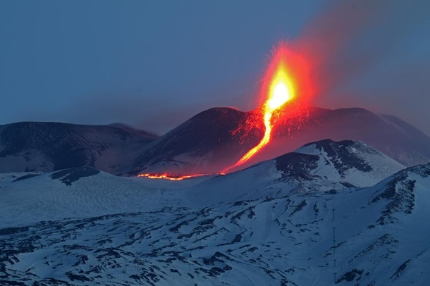 Вулкан Этна проснулся: на Сицилии началось извержение одного из кратеров, кадры которого попали в Сеть