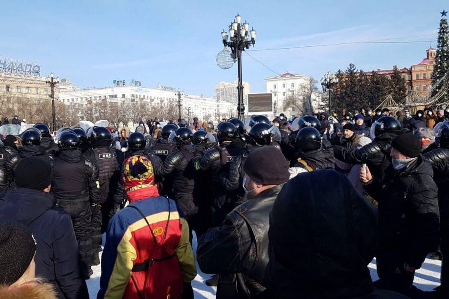 В Хабаровске ОМОН действует по "белорусскому сценарию" - протестующих закидывают в белые микроавтобусы