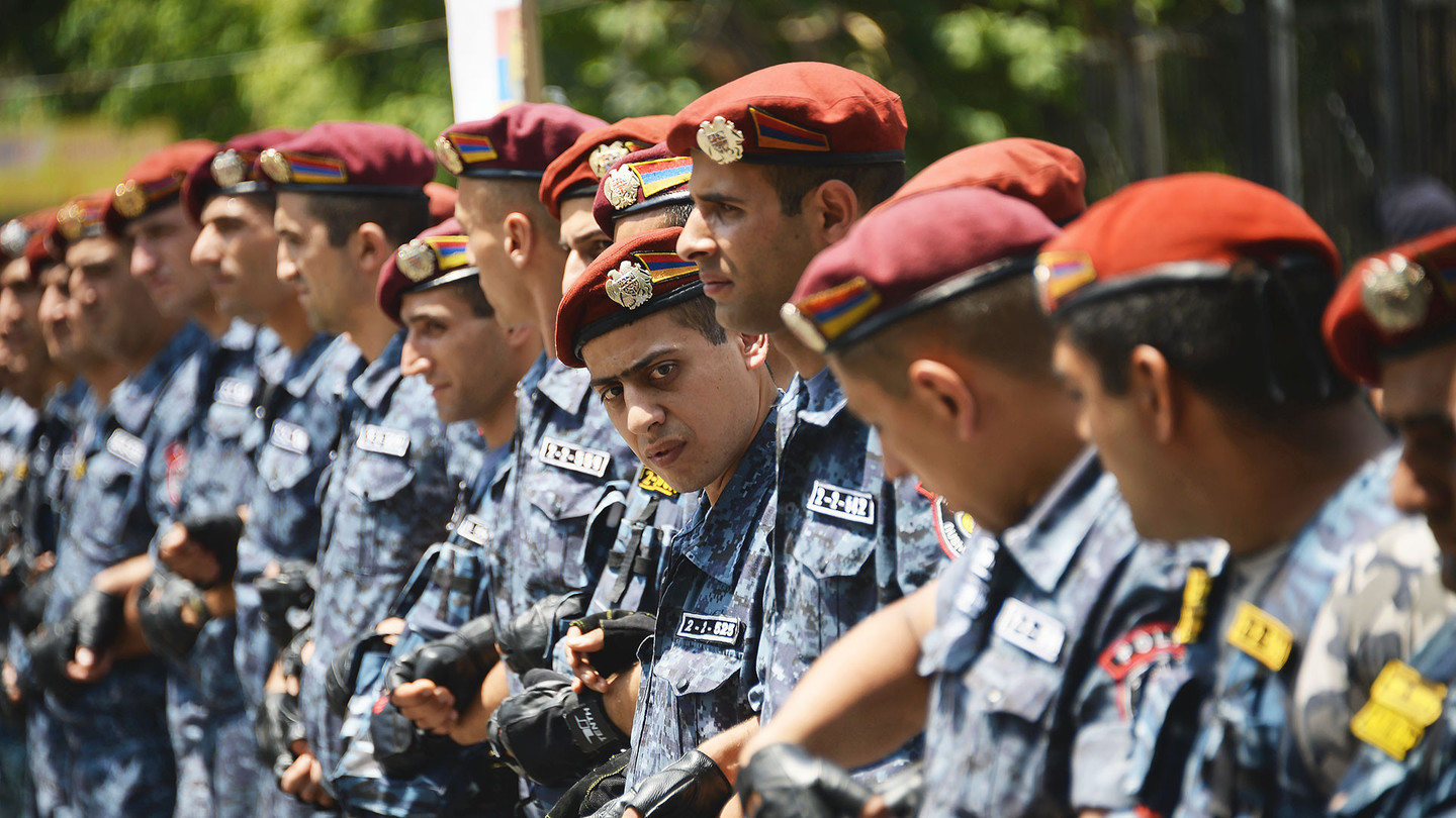 В Ереване начинается штурм захваченной полиции. У оппозиционеров в заложниках остаются силовики