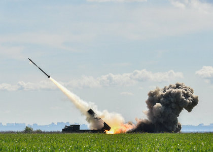 Порошенко испытывал на полигоне новейшую высокоточную управляемую ракету - кадры