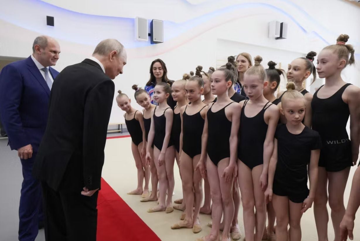 Le Monde рассказало, зачем Путин целовал ребенка перед российскими СМИ