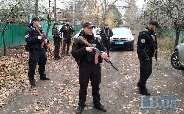 В Золотое к "Азову" приехали силовики: добровольцев хотят вывести из села - фото