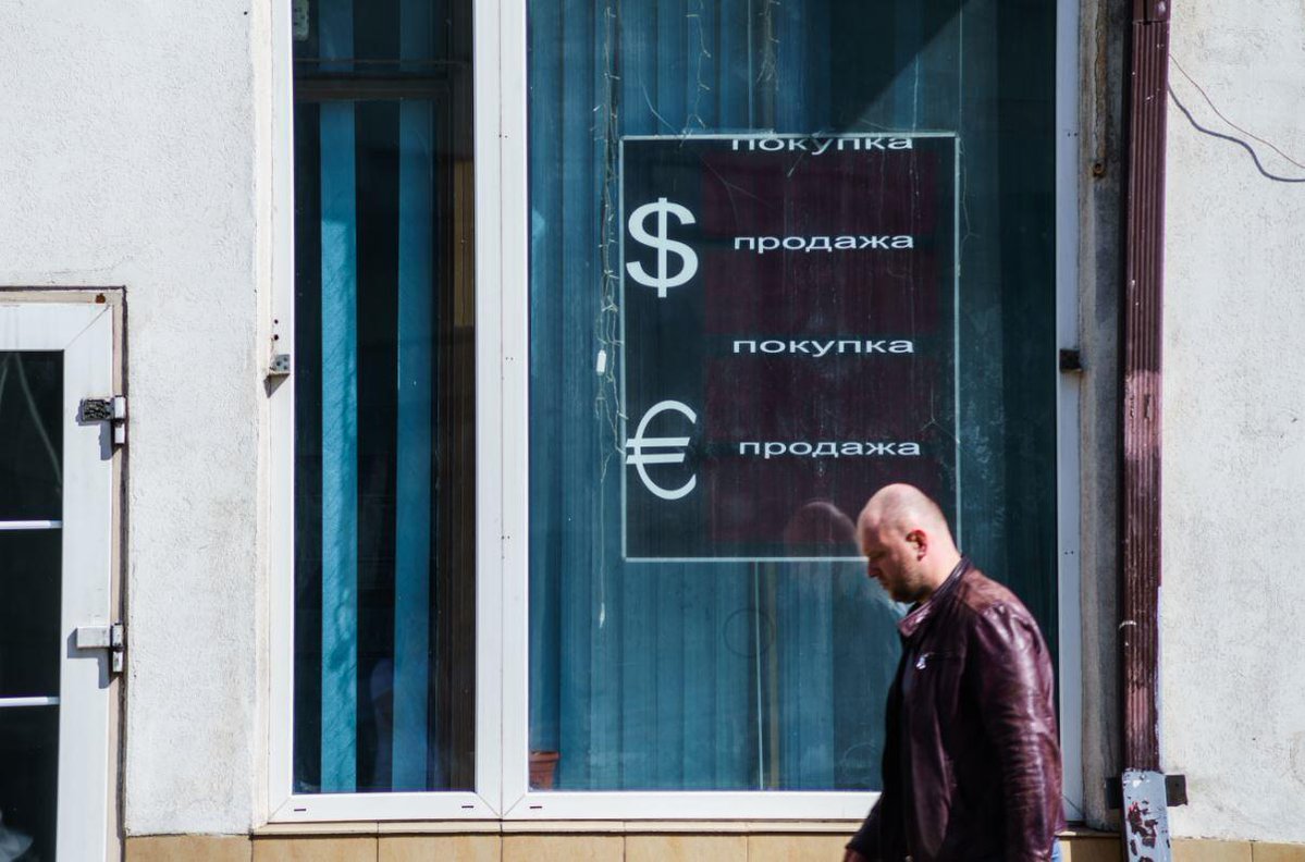 "Полный провал рубля, скачок евро и доллара", - российские эксперты признали беспомощность России
