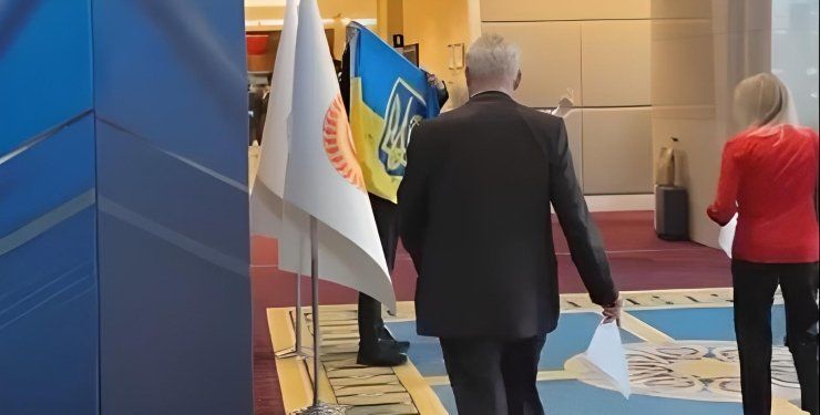У Невзорова появилась версия, куда хотел сбежать делегат РФ Ставицкий, схвативший флаг Украины