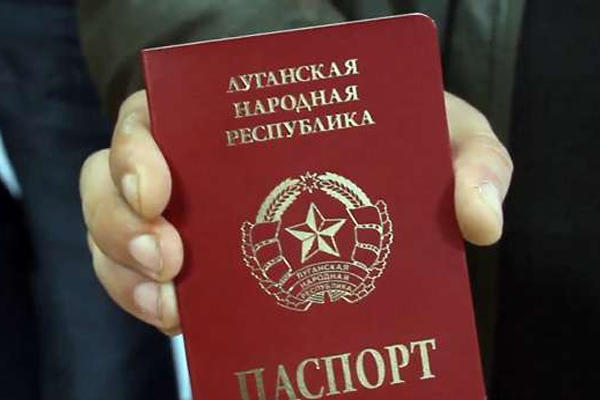В "ЛНР" решили, что их "паспорта" могут получать только достойные: сепаратисты назвали тех, кто о главном "документе" может не мечтать