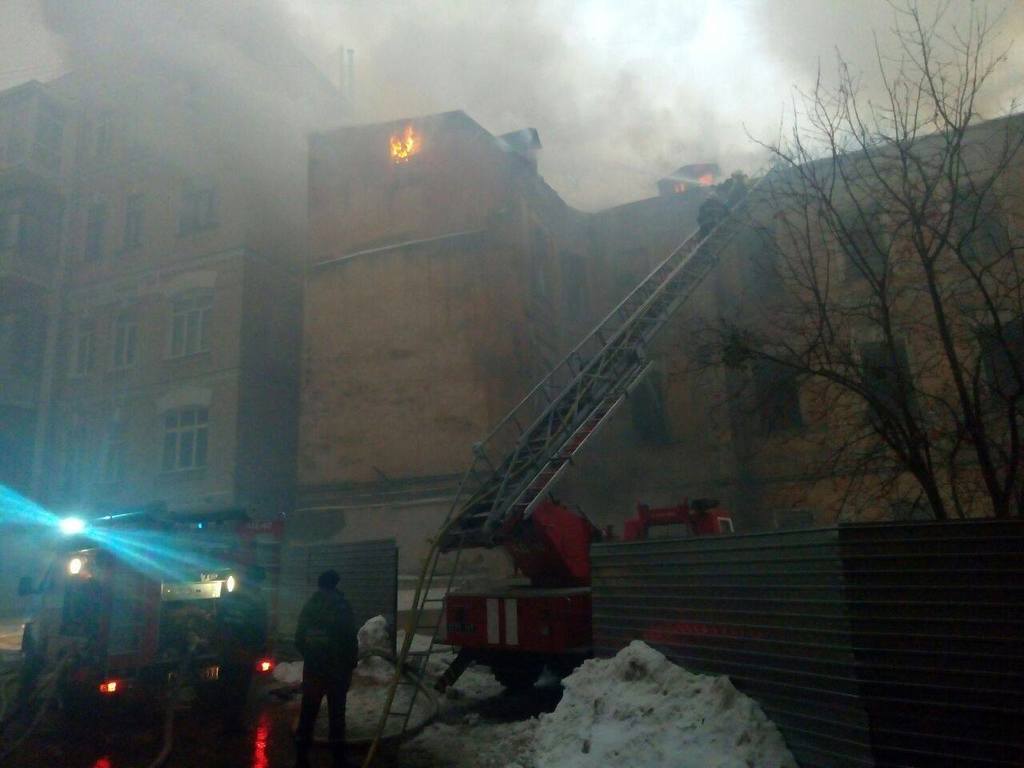Пожар в правительственном квартале Киева: обновленные данные и видео с места ЧП