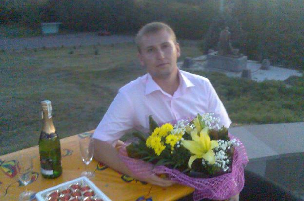 Луганский регионал-предатель оскандалился мерзким фото: Мирошниченко провел свидание на "костях" погибших земляков
