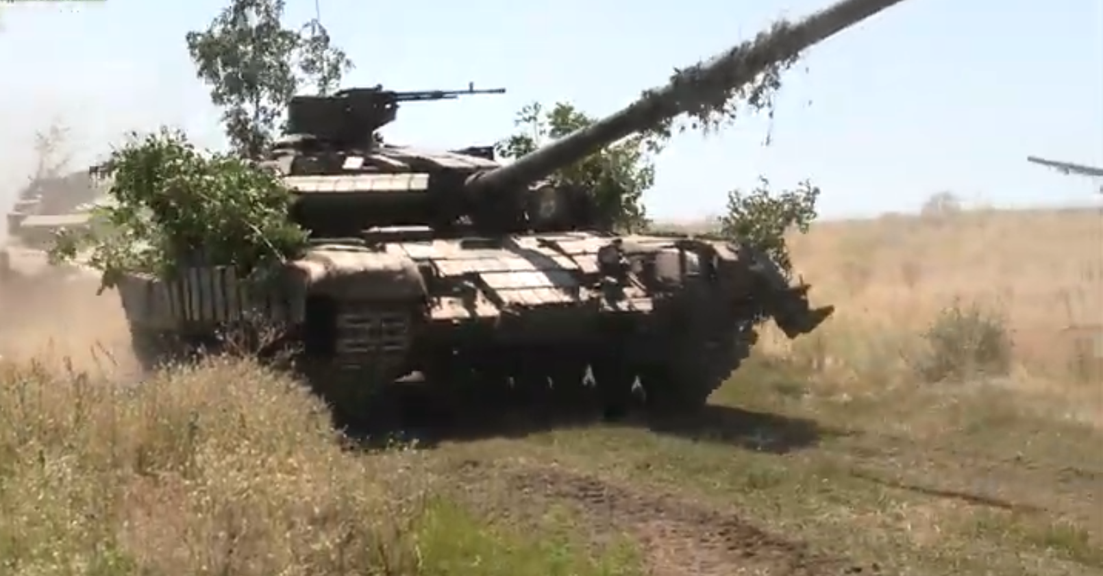 В "ЛНР" объявили о выдвижении танков к линии фронта и готовности к "марш-броску" 