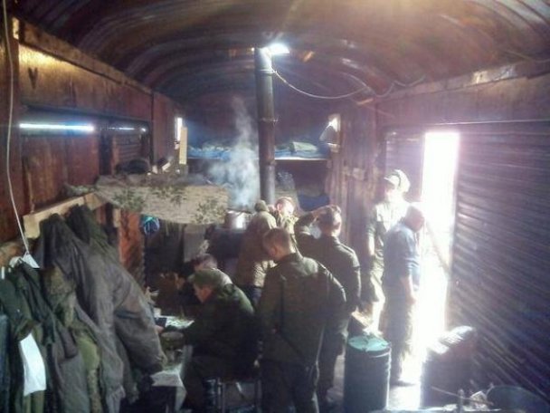Как российские солдаты едут в вагонах для скота в Донбасс