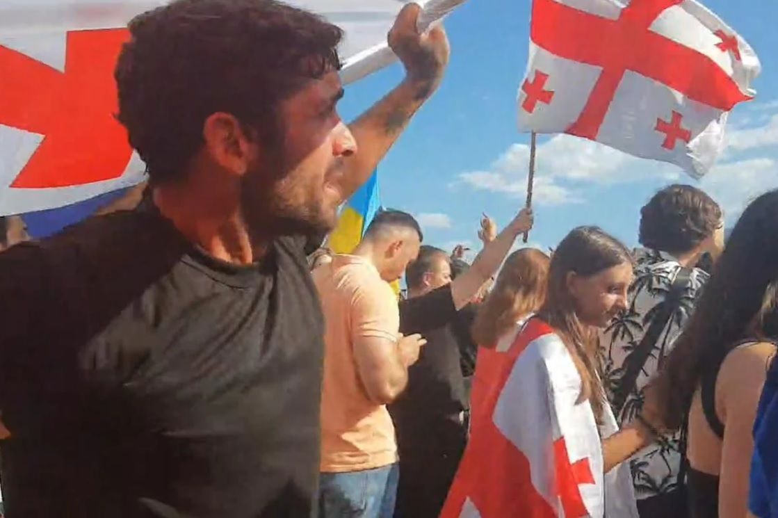 Россиянин начал хамить грузинам в Батуми, но крепко получил от толпы: появилось видео