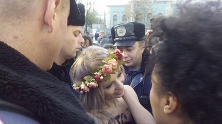 Активистки FEMEN обнажились под Верховной Радой ради антидискриминационных поправок