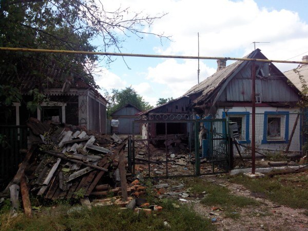 Соцсети: Последствия ночного артобстрела Петровского района Донецка