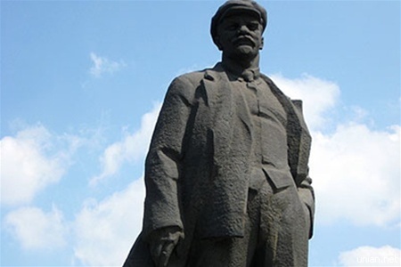 Посягнули на “святое”: в центре Донецка неизвестные подорвали памятник Ленину