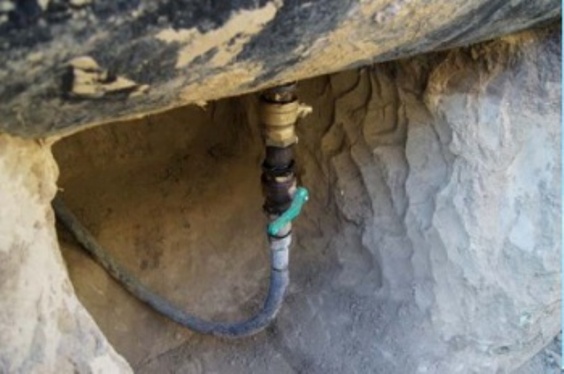 Зачем платить больше? Предприимчивые закарпатцы "врезались" в нефтепродуктовод и торговали дешевой соляркой