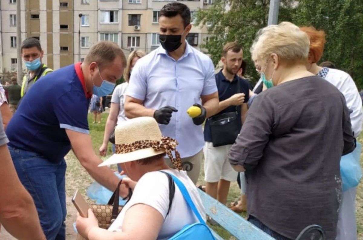 Тищенко приехал на место взрыва дома в Киеве и отличился странным поступком: фото "слуги народа"