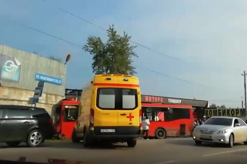 В России автобус с десятками пассажиров влетел магазин: много раненых, есть погибший - фото