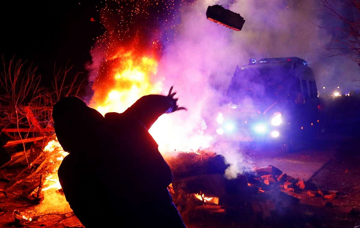 Протесты в Новых Санжарах: стало известно, кто кидал камни и палки в окна автобусов, кадры