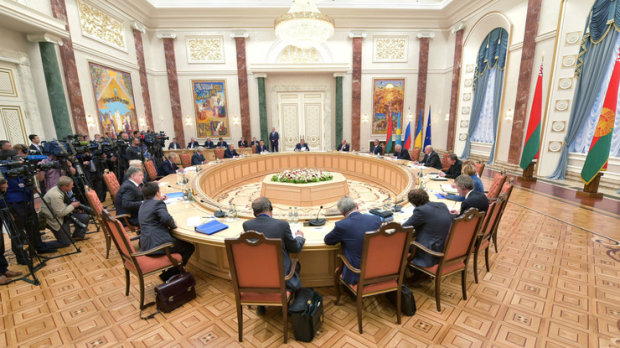 СМИ: Украина подписала "формулу Штайнмайера" на заседании ТКГ в Минске