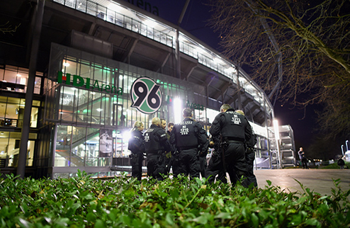 Футбольный матч в Германии, который хотела посетить Ангела Меркель, отменен: вокруг стадиона съезжается полиция