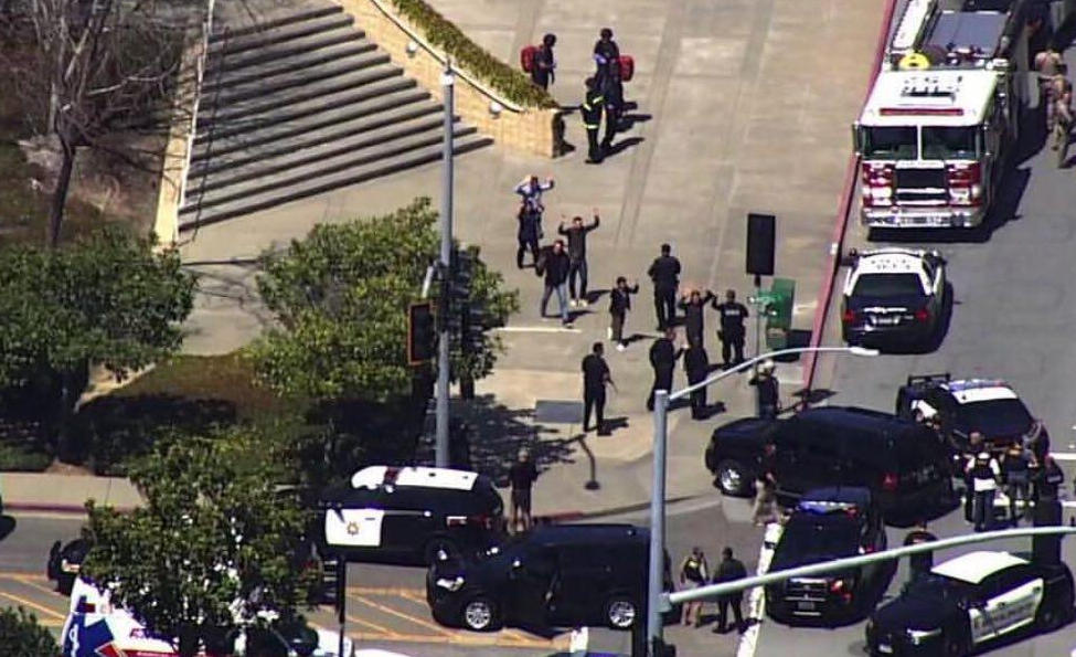 ​В штаб-квартире YouTube в Калифорнии стрельба: сотрудников с поднятыми руками эвакуируют из здания, много раненых - подробности и кадры
