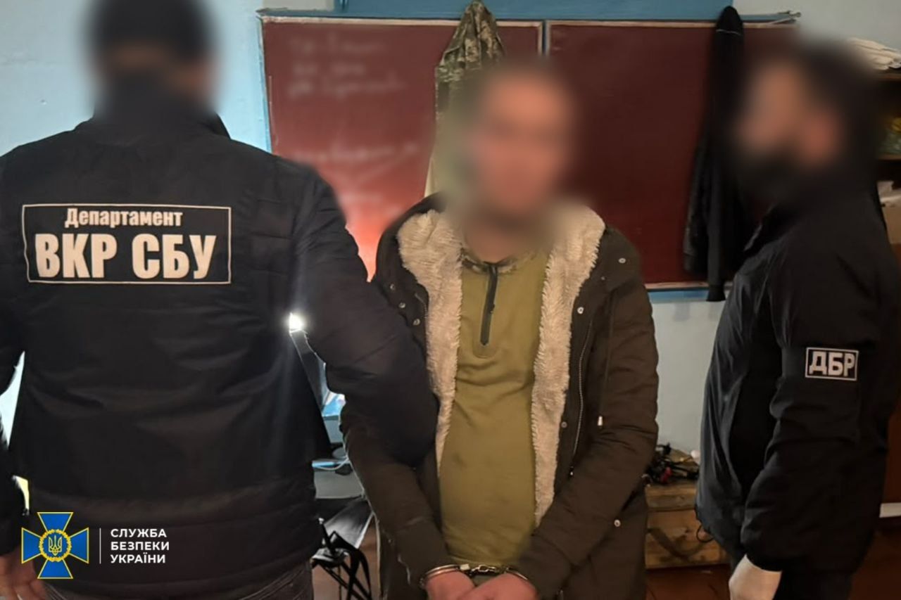 ФСБ завербувала контрактника ЗСУ: "крот" передавав координати ЗСУ, для конспірації змінив 77 номерів – СБУ