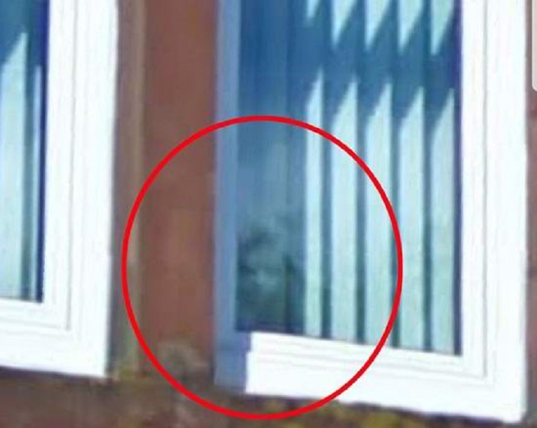 Обитатель старинного дома: жительница Шотландии заметила в окне леденящий душу призрак мальчика – кадры