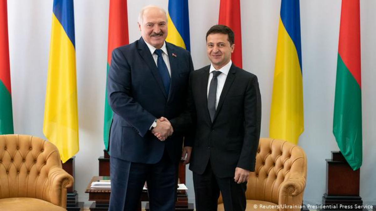 ​Лукашенко сделал подарок Зеленскому и его жене: появилось фото посылки из Минска
