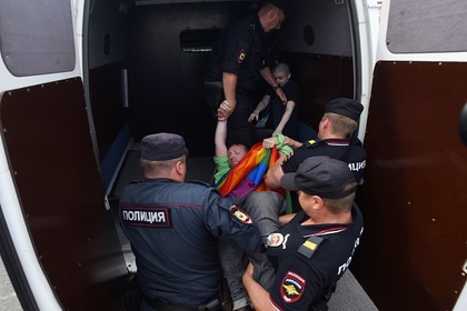 В гомофобском Питере провели "зачистку" представителей ЛГБТ: десятки митингующих попали за решетку