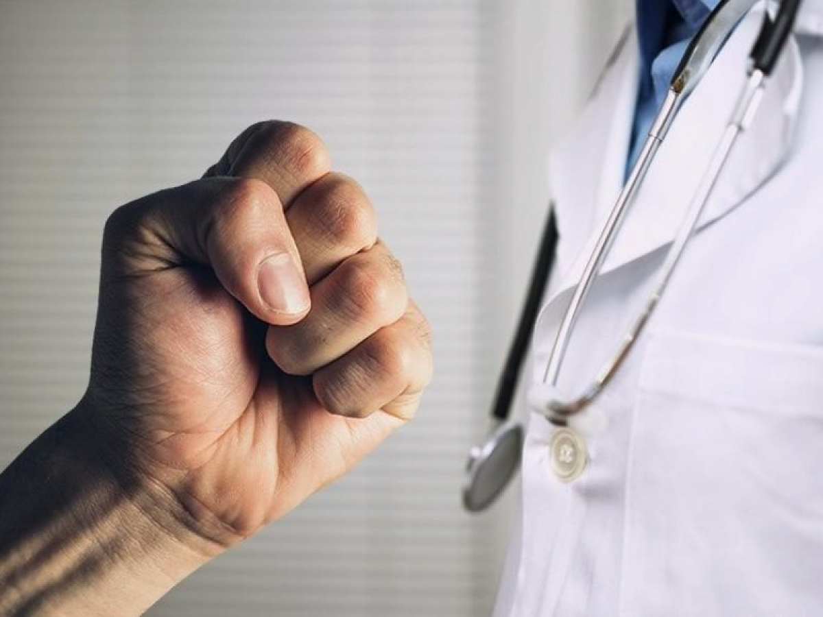 Нападение на девушку-интерна в Славянске: мать пациентки била и таскала медика за волосы