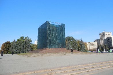 Балута: Постамент памятника Ленину огражден лесами, чтобы на нем никто ничего не писал