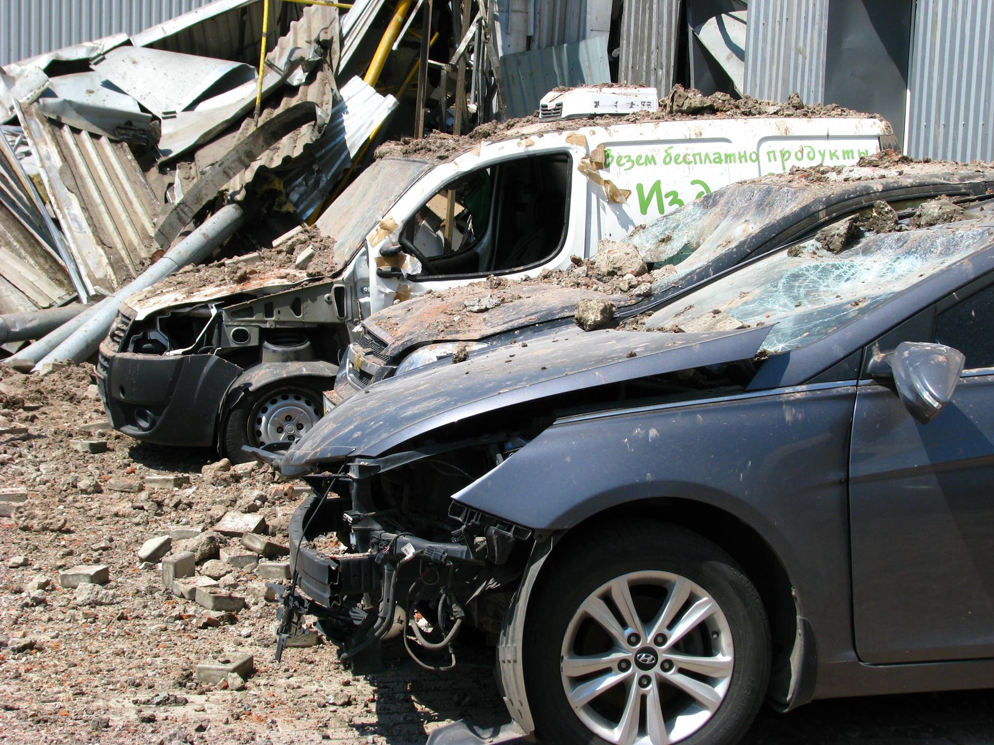 Калининский район Донецка после обстрела: снаряд посреди дороги, разрушенная автобаза