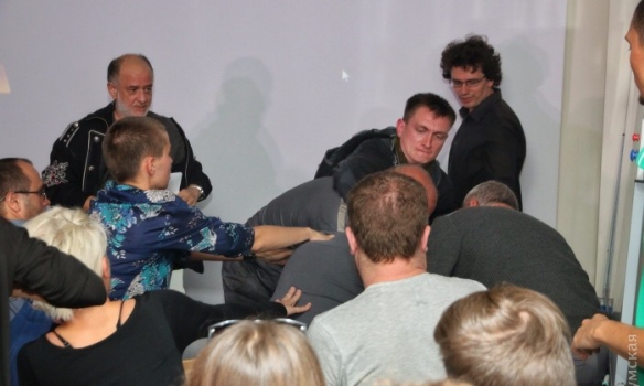 В Одессе блогер "Адольфыч" на встрече с российским художником Петром Павленским ранил ножом охранника