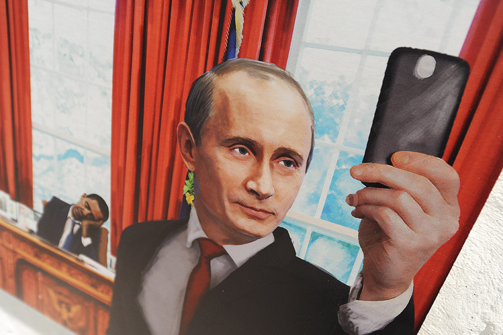 В Москве открылась выставка патриотических карикатур на Путина: аккуратные санкции, спасательный круг и шахматная доска