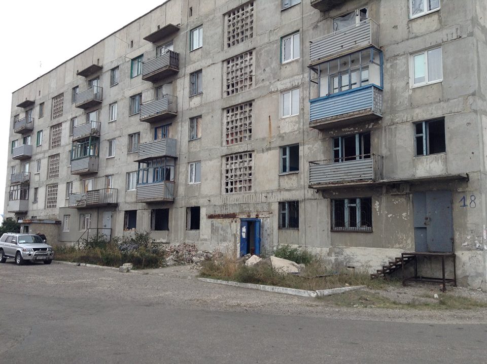 ​Боевики оставили Дебальцево без тепла: жители многоэтажек запасаются дровами