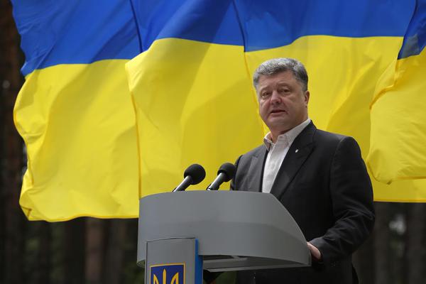 Порошенко: в условиях оккупации крымскотатарский народ снова страдает от террора и притеснений московского режима