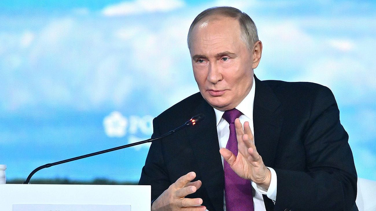 ​Поесть конфет и попить чай: в Кремле говорят, что Путин в 100 км от Украины