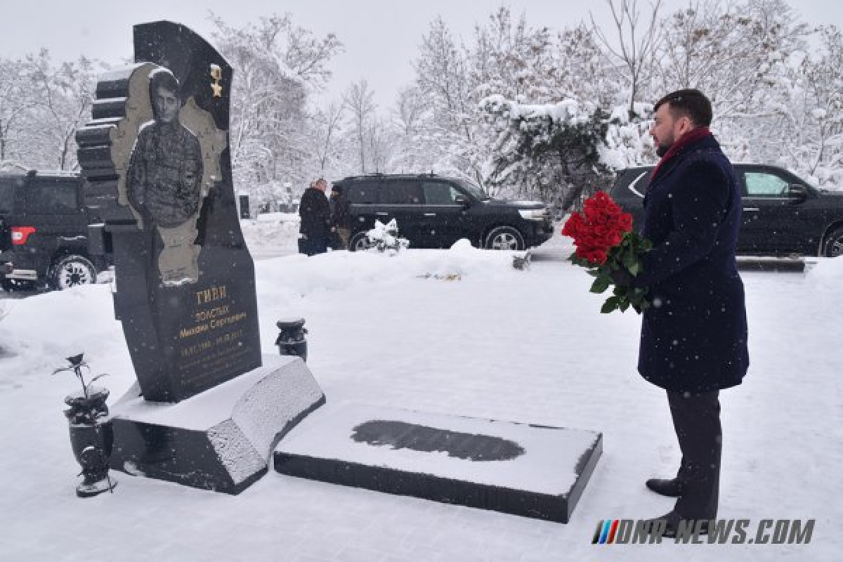 Пушилин с букетом роз пришел на кладбище к "Гиви": на фото заметили важную деталь