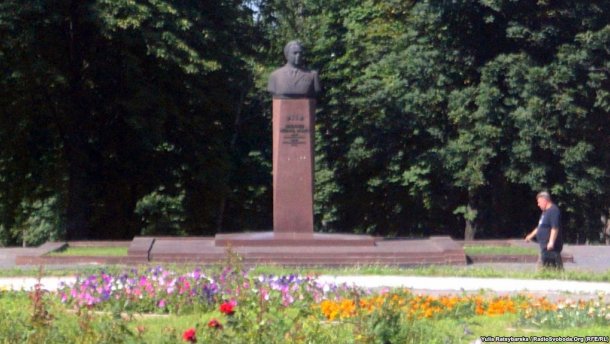 "Непотопляемый" памятник Брежневу в Каменском оказался в эпицентре нового скандала: выяснилось, за чьи деньги его будут ремонтировать 