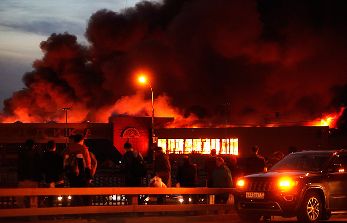 Ужасающий пожар на рынке "Синдика" в Подмосковье: площадь возгорания достигла 55 000 тысяч квадратных метров, предприниматели в жуткой панике – шокирующие кадры