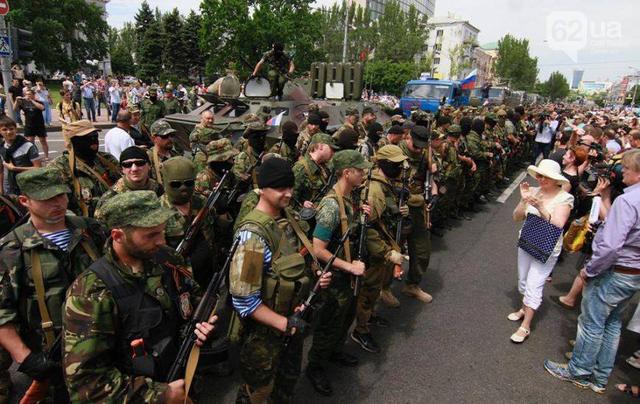 26 мая 2014 года террористы, бежавшие из Донецкого аэропорта, устроили кровавую бойню со своими же, уничтожив два "КамАЗа" с российскими наемниками: воспоминания террористов