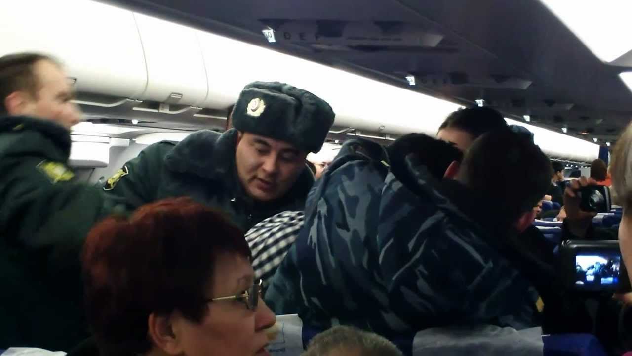 ​Хотели полюбоваться облаками: пьяные россияне устроили драку в самолете за место возле иллюминатора
