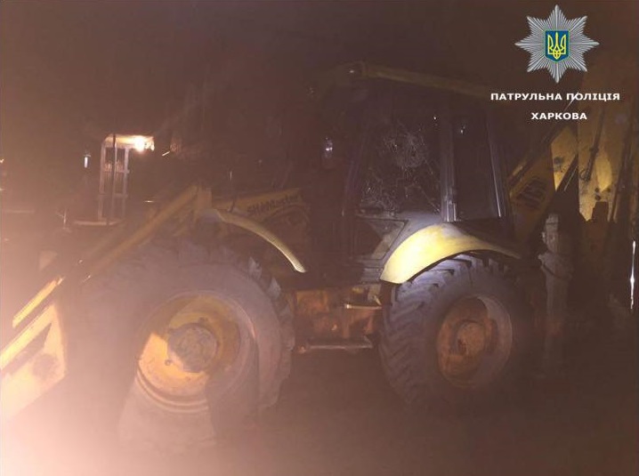 Невероятная сила любви: в Харькове пьяный мужчина на тракторе пытался ковшом разрушить балкон квартиры, в которой проживает его жена