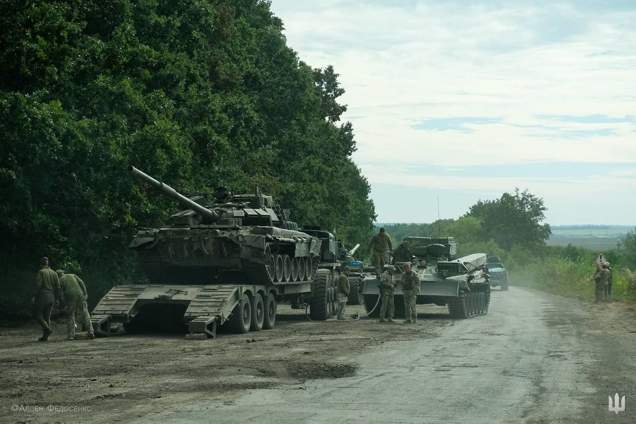 "Ленд-лиз" от Путина: ВСУ захватили около 10 российских танков и БМП в Харьковской области