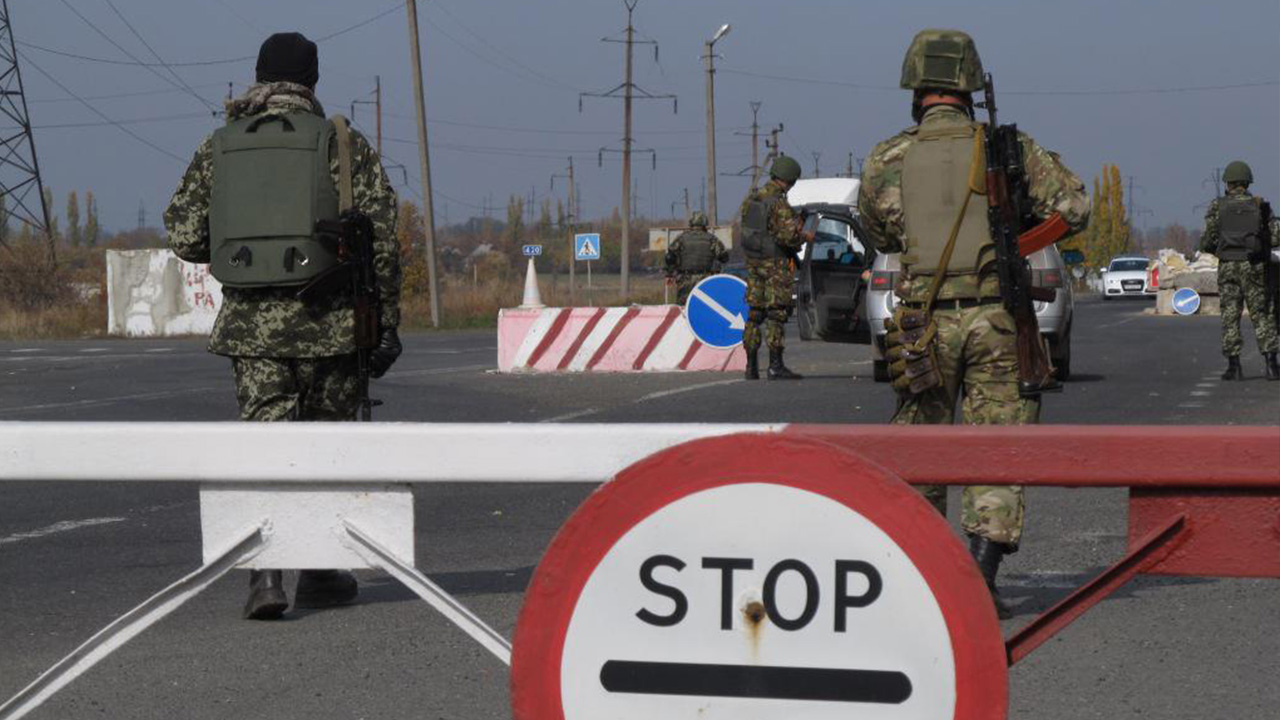 Открытие пропускного пункта на Луганщине: сотни людей столпились с обоих сторон