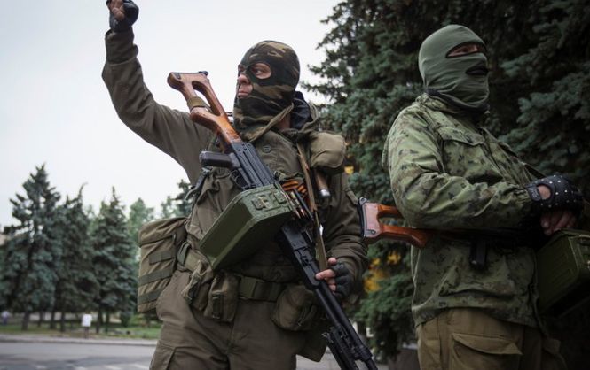 ​В Донецке усиленная охрана боевиков несколько часов держала в оцеплении “Дом правительства”