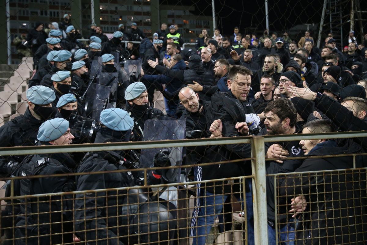 ​Боснийские фанаты хотели прорваться на трибуну к украинцам: СМИ озвучили причину конфликта