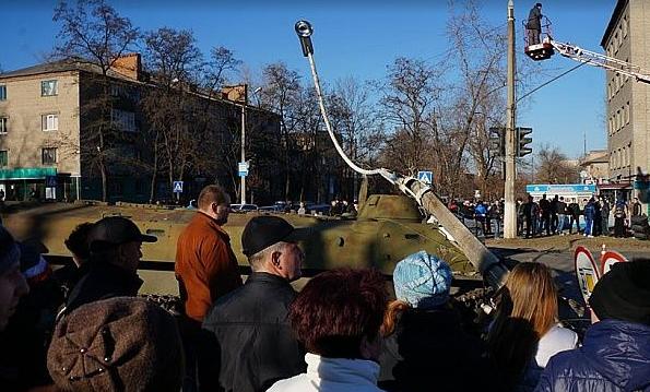 Разъяренные жители Константиновки забросали камнями БМП после гибели ребенка. Фото