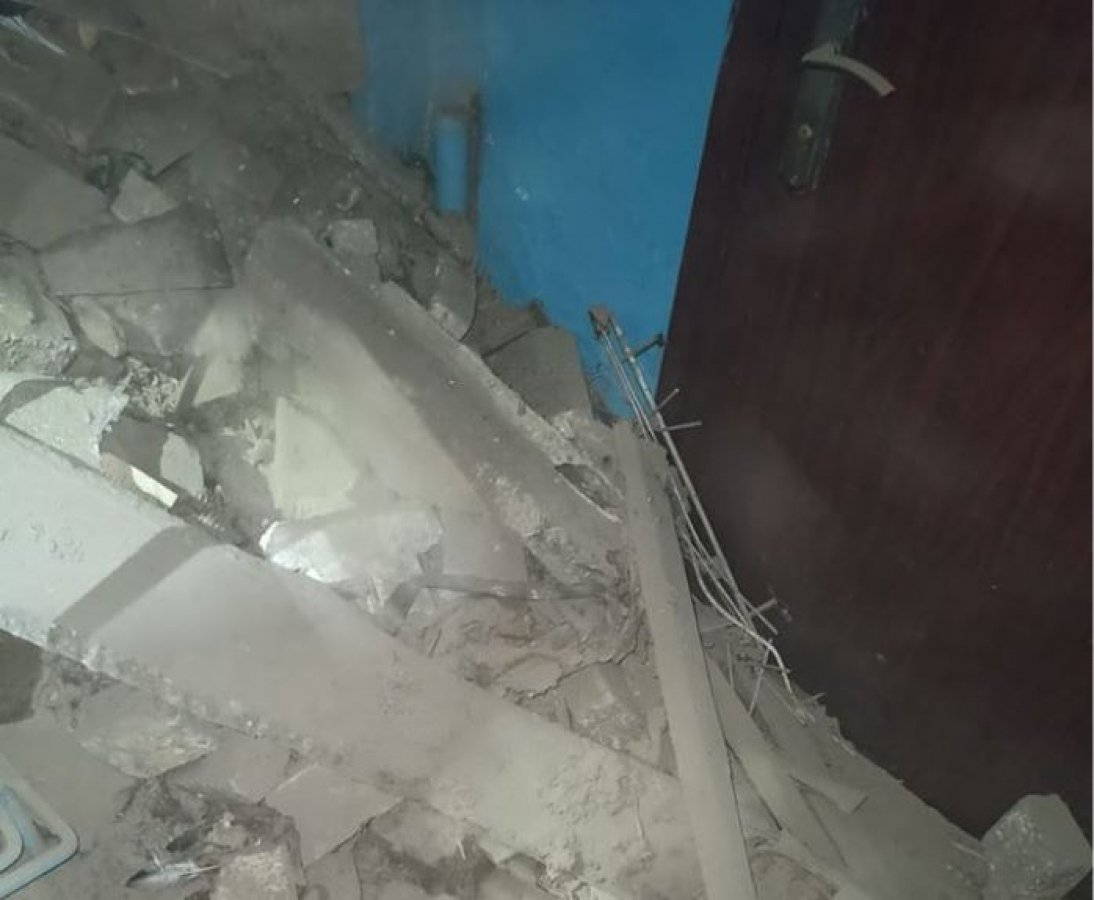 Под Киевом ЧС: крыша дома обвалилась в подъезд, заблокированы проходы к квартирам