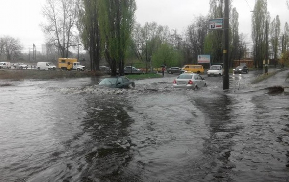 В Киеве "вселенский потоп" после мощного ливня: машины утопают, ситуация будет ухудшаться